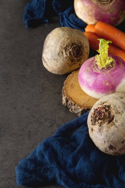 Olgun şalgam, pancar, havuç, kabak ve maydanoz. Karanlık backgrou