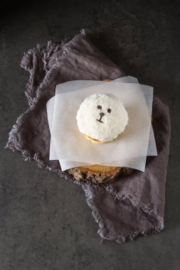 bir ayı şeklinde kek. koyu arka plan. Çocuk holid