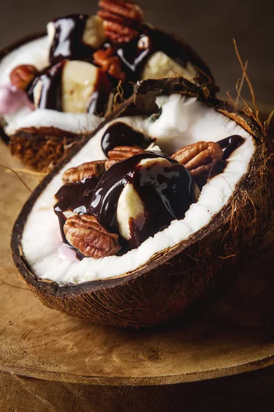 ココナッツ、バナナ、yogurka とフルーツ サラダを添えてホット暗い — ストック写真