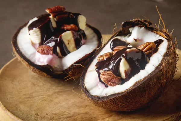 Sałatka owocowa z kokosa, banan, yogurka, skropione hot Mroczne — Zdjęcie stockowe