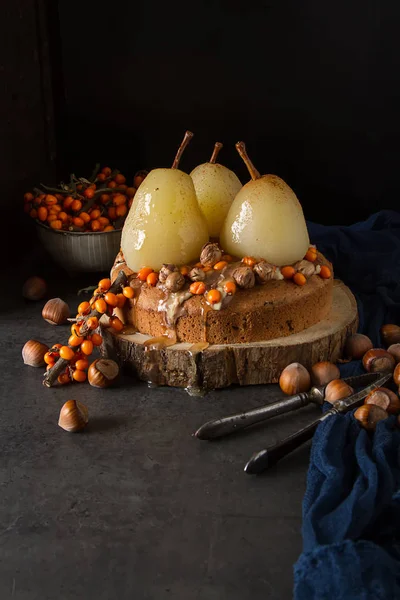秋天的一餐。用梨、 大果沙棘和坚果的馅饼。黑暗的背景和目标 — 图库照片