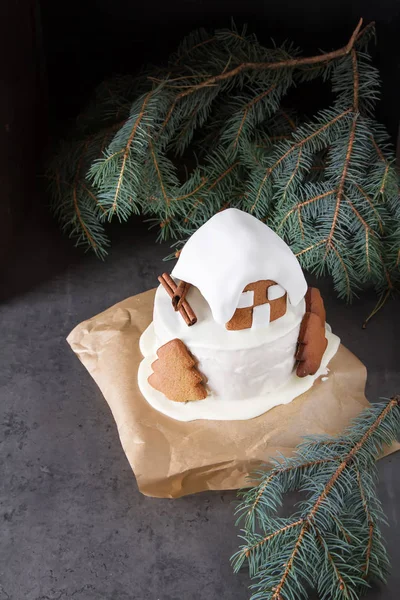 Gâteau de Nouvel An avec des arbres de Noël et des maisons de pain d'épice et ci — Photo