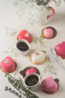 Et ve peynir, sosis, dilimlenmiş ekmek. Geleneksel Fransız mutfağı. 