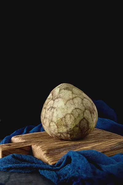 Carne e queijo fatiados, salsicha, pão. Cozinha tradicional francesa . — Fotografia de Stock