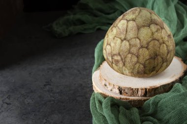(Ayrıca Chirimoya tarafından yazılı) cherimoya veya Annona. Meyve pazarı