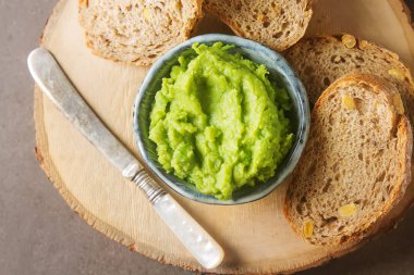 Baget yeşil bezelye püresi ve nane ile. Koyu arka plan. Seçileceği yer