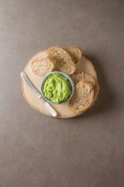 Baget yeşil bezelye püresi ve nane ile. Koyu arka plan. Seçileceği yer