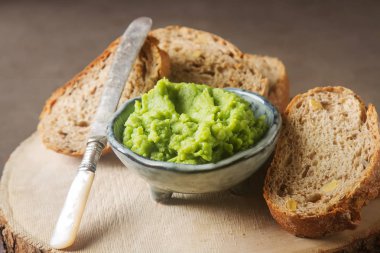 Baget yeşil bezelye püresi ve nane ile. Koyu arka plan. Seçileceği yer