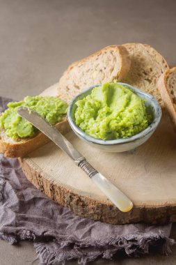 Baget yeşil bezelye püresi ve nane ile. Koyu arka plan. Seçileceği yer