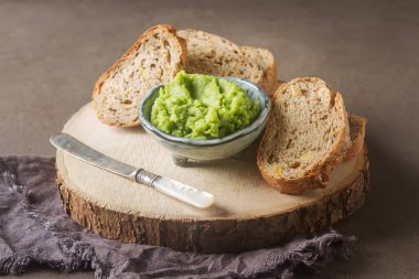 Baget yeşil bezelye püresi ve nane ile. Koyu arka plan. Seçileceği yer