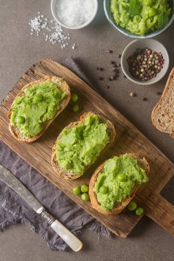 Baget yeşil bezelye püresi ve nane ile. Koyu arka plan. Seçileceği yer