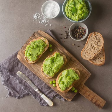 Baget yeşil bezelye püresi ve nane ile. Koyu arka plan. Seçileceği yer