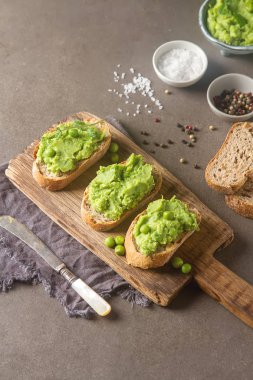 Baget yeşil bezelye püresi ve nane ile. Koyu arka plan. Seçileceği yer