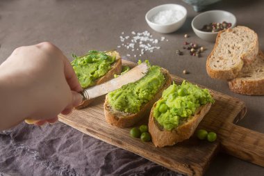 Baget yeşil bezelye püresi ve nane ile. Koyu arka plan. Seçileceği yer