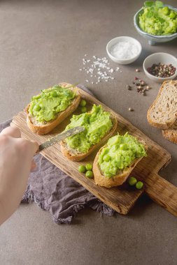 Baget yeşil bezelye püresi ve nane ile. Koyu arka plan. Seçileceği yer