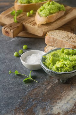Baget yeşil bezelye püresi ve nane ile. Koyu arka plan. Seçileceği yer