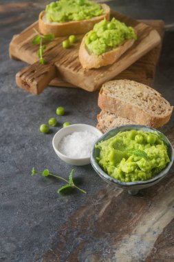 Baget yeşil bezelye püresi ve nane ile. Koyu arka plan. Seçileceği yer