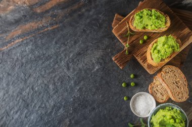 Baget yeşil bezelye püresi ve nane ile. Koyu arka plan. Seçileceği yer