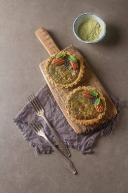 Fındık ve nane ile yeşil çay vejetaryen pasta maç. Karanlık backgrou