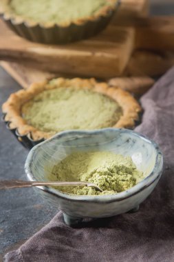 Fındık ve nane ile yeşil çay vejetaryen pasta maç. Karanlık backgrou