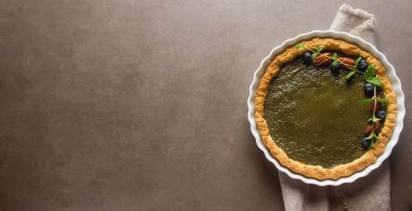 Fındık ve nane ile yeşil çay vejetaryen pasta maç. Karanlık backgrou