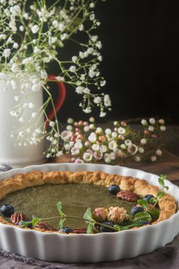 Fındık ve nane ile yeşil çay vejetaryen pasta maç. Karanlık backgrou