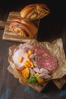 Et ve peynir, sosis, dilimlenmiş ekmek. Fransız geleneksel cuisi