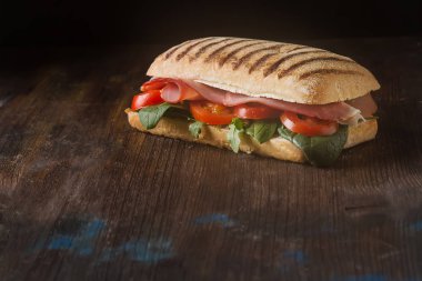 Sosis, domates ve marul baget Fransız. Karanlık backgro