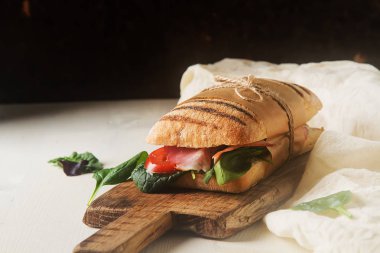 Sosis, domates ve marul baget Fransız. Hafif backgr