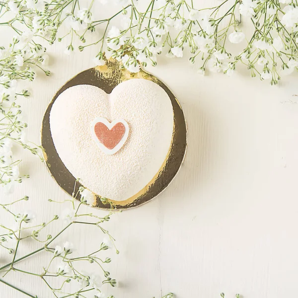 Entzückender, luxuriöser Moussekuchen in Herzform. Valentinstag — Stockfoto