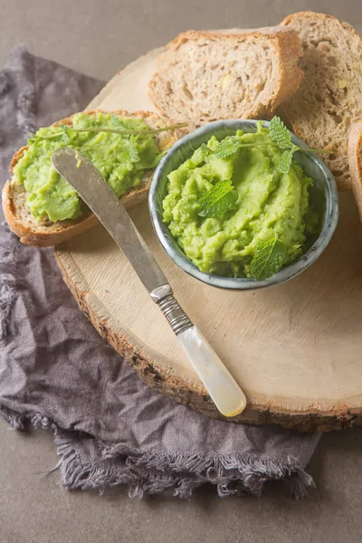 Baget yeşil bezelye püresi ve nane ile. Koyu arka plan. Seçileceği yer