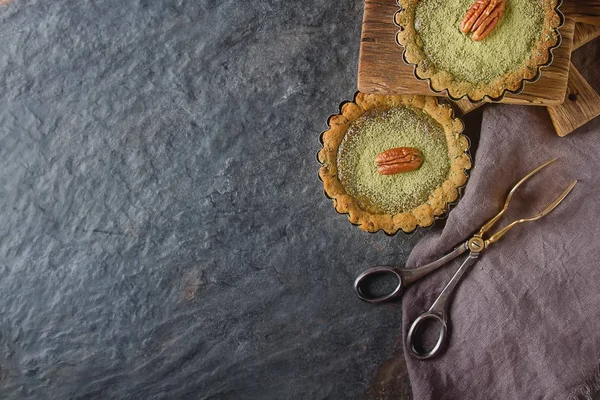 Chá verde jogo de torta vegetariana com nozes e hortelã. Backgrou escuro — Fotografia de Stock