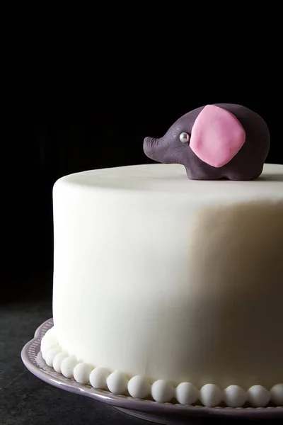 Tårta till barnens födelsedag med marsipan. — Stockfoto