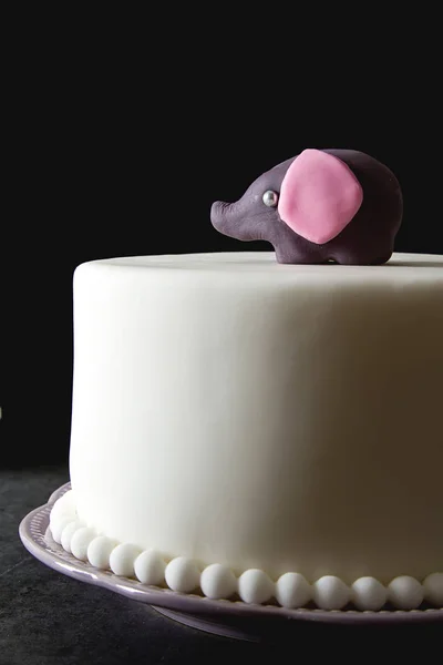 Tarta para el cumpleaños de los niños con mazapán . — Foto de Stock