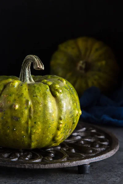 ハロウィン用の新鮮なカボチャ。暗い背景。秋のお食事. — ストック写真