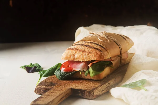 Sosis, domates ve marul baget Fransız. Hafif backgr