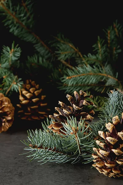 Christbaumglocken. Neues Jahr dunkler Hintergrund. — Stockfoto