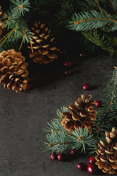 Campane dell'albero di Natale. Anno nuovo sfondo scuro . — Foto Stock