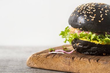 Somon Balık, marul, hardal ile siyah burger. Işık beyaz bac