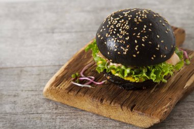 Somon Balık, marul, hardal ile siyah burger. Işık beyaz bac