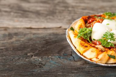 Pasta oryantal tarzı. Filo pasta Domates ve mozzarell ile