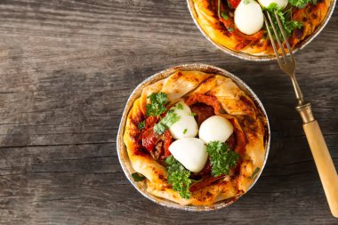 Pasta oryantal tarzı. Filo pasta Domates ve mozzarell ile