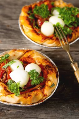 Pasta oryantal tarzı. Filo pasta Domates ve mozzarell ile