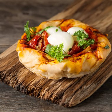 Pasta oryantal tarzı. Filo pasta Domates ve mozzarell ile