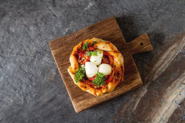 Pasta oryantal tarzı. Filo pasta Domates ve mozzarell ile