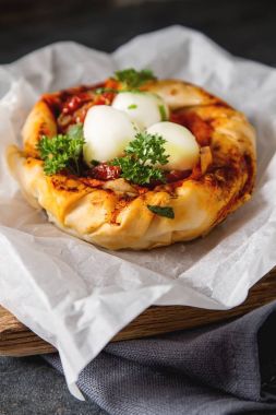 Pasta oryantal tarzı. Filo pasta Domates ve mozzarell ile