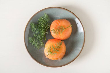 Füme somon, mus, pate dereotu ve limon ile. Işık beyaz bac