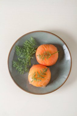 Füme somon, mus, pate dereotu ve limon ile. Işık beyaz bac