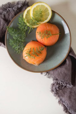 Füme somon, mus, pate dereotu ve limon ile. Işık beyaz bac