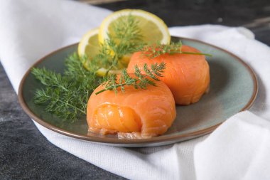 Füme somon, mus, pate dereotu ve limon ile. Koyu arka plan